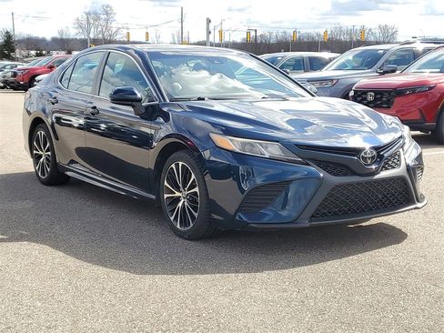 Used 2019 Toyota Camry SE image 4