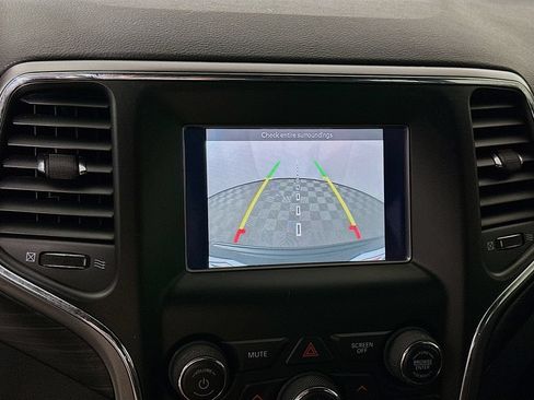 Used 2019 Jeep Grand Cherokee Laredo AWD/4WD image 18