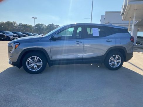 Used 2024 GMC Terrain SLE image 3