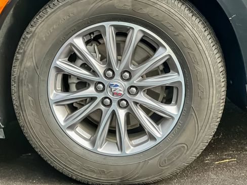 Used 2024 Buick Enclave Premium image 33