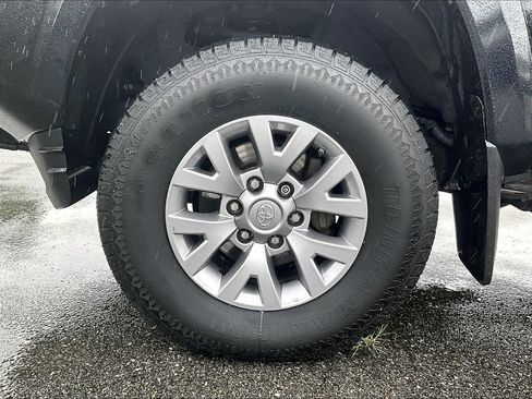 Used 2019 Toyota Tacoma SR5 AWD/4WD image 7