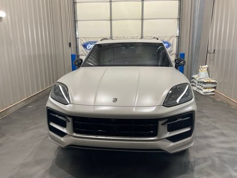 Used 2024 Porsche Cayenne AWD/4WD image 2