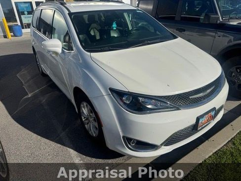 Used 2017 Chrysler Pacifica Touring-L FWD image 3