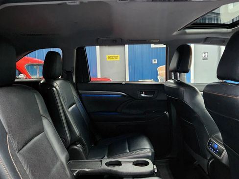Used 2017 Toyota Highlander Limited image 18