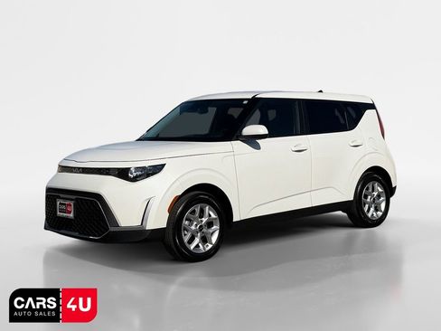 Used 2025 Kia Soul LX w/ LX Technology Package FWD image 3