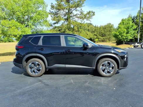 Used 2024 Nissan Rogue SV AWD/4WD image 2