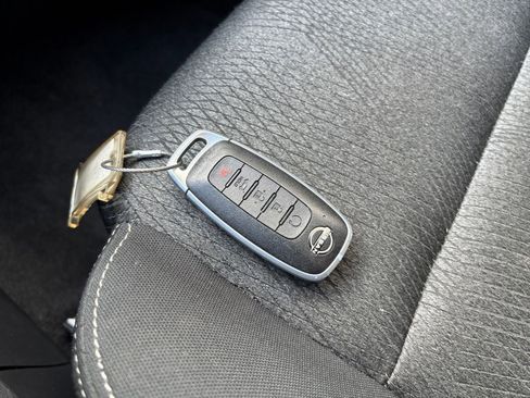 Used 2025 Nissan Rogue SV FWD image 21