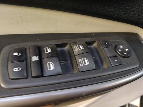 Used 2019 Jeep Cherokee Limited w/ Technology Group FWD image 27