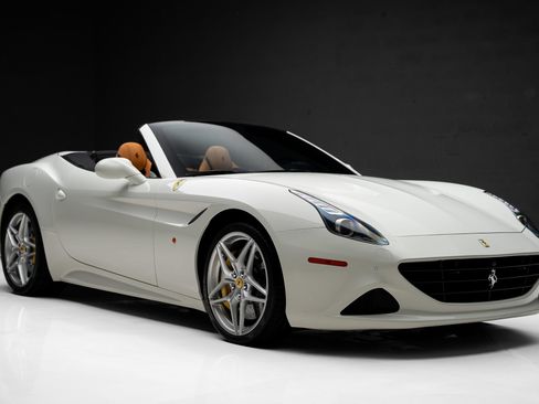 Used 2015 Ferrari California T RWD image 92