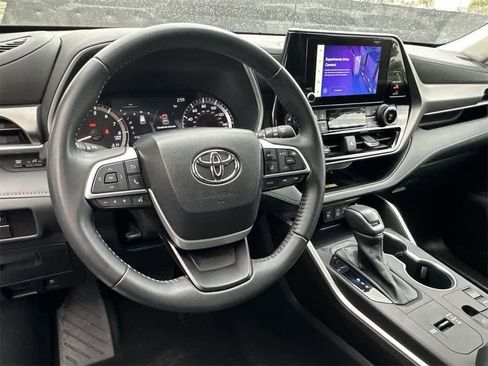 Used 2023 Toyota Highlander XLE image 13