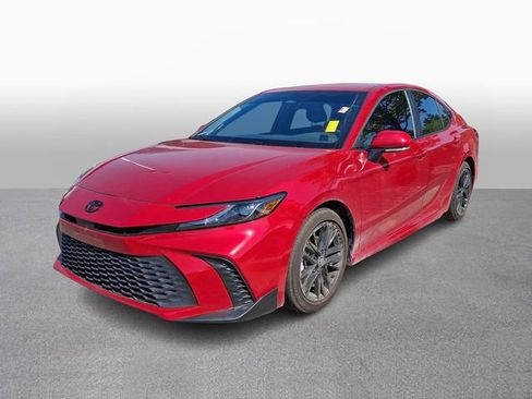 Used 2025 Toyota Camry SE w/ Convenience Package FWD image 1