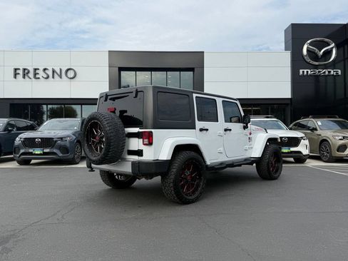 Used 2018 Jeep Wrangler Unlimited Sahara AWD/4WD image 8