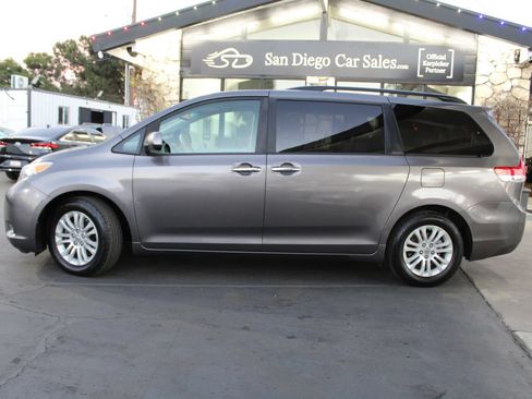 Used 2013 Toyota Sienna XLE FWD image 2