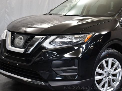 Used 2017 Nissan Rogue SV image 2