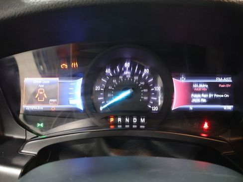 Used 2017 Ford Expedition XLT w/ Equipment Group 202A AWD/4WD image 37