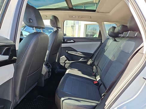 Certified 2024 Volkswagen Taos SE image 8