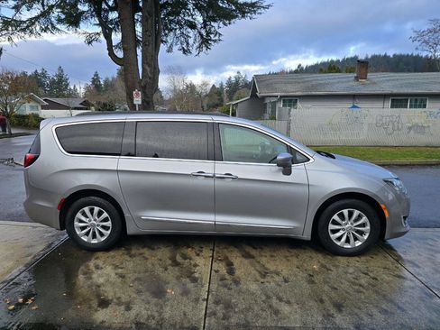 Used 2017 Chrysler Pacifica Touring-L image 7