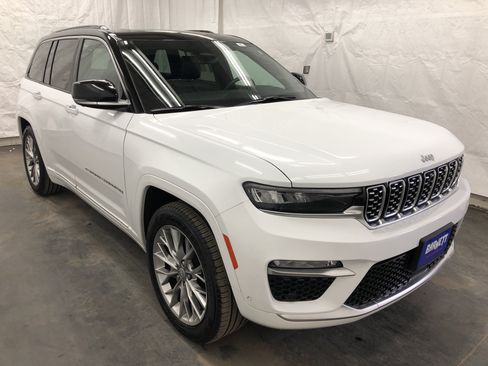 Certified 2025 Jeep Grand Cherokee Summit w/ Luxury Tech Group V image 4