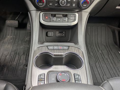 Used 2023 GMC Acadia SLT image 16