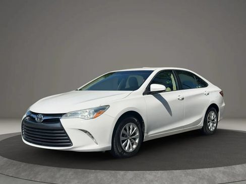 Used 2015 Toyota Camry LE FWD image 1
