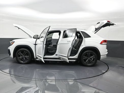 Used 2020 Volkswagen Atlas Cross Sport SE w/ Panoramic Sunroof Package image 38