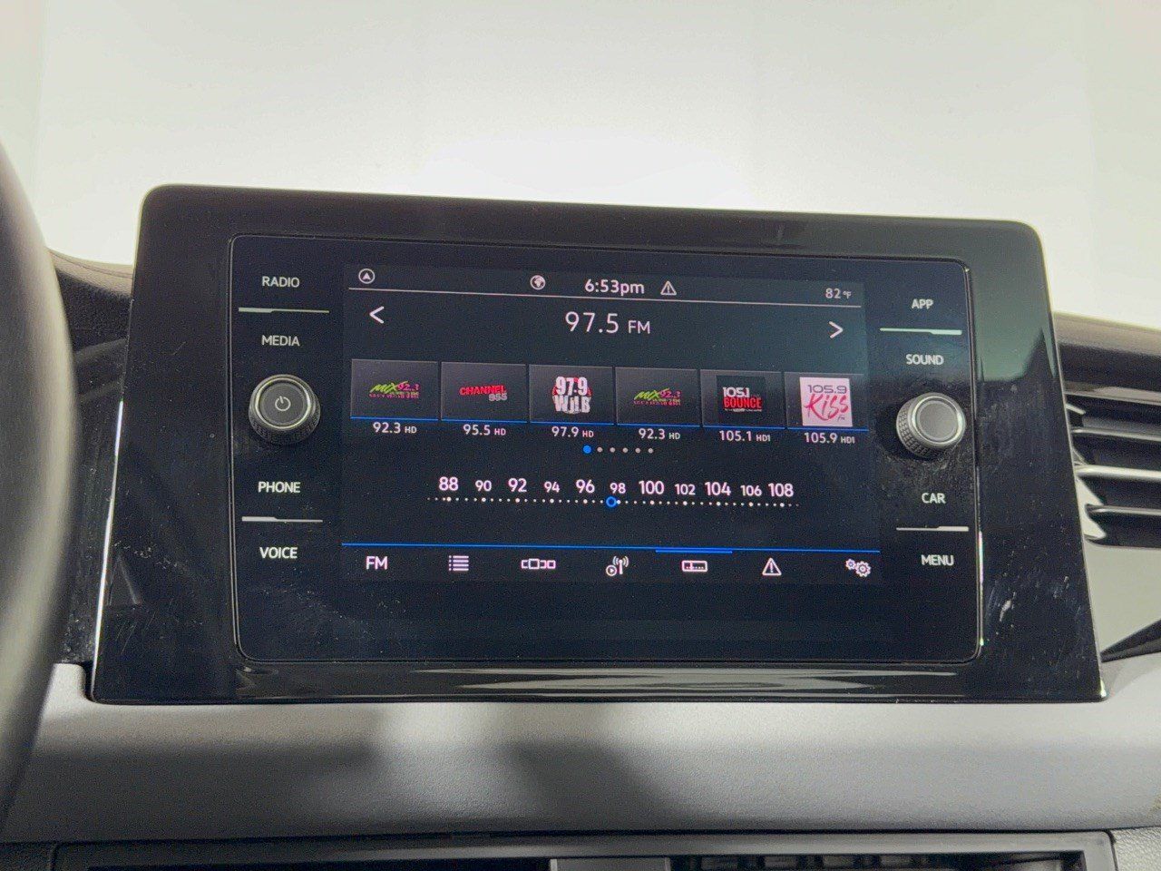 Used 2025 Volkswagen Jetta SE FWD image 23