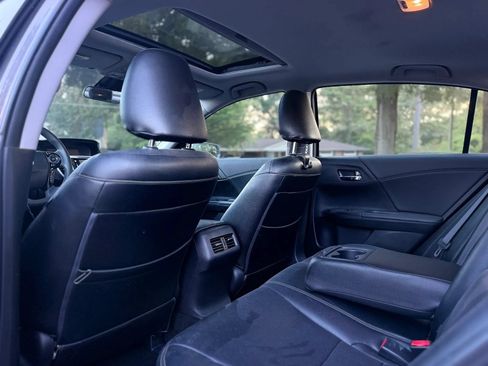 Used 2017 Honda Accord EX image 11