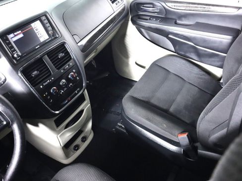 Used 2019 Dodge Grand Caravan SE w/ UConnect Hands-Free Group image 28