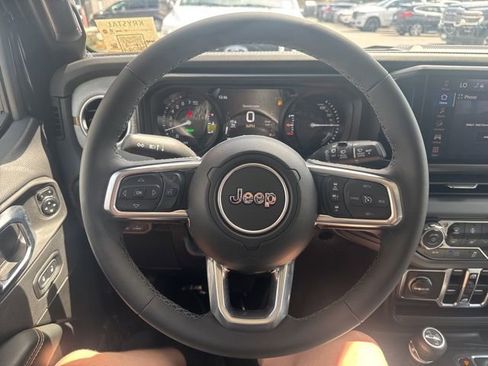 Used 2025 Jeep Wrangler Unlimited Sahara image 16