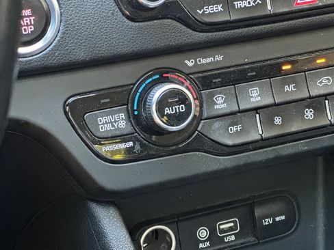 Used 2017 Kia Niro Touring FWD image 29