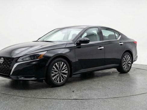 Used 2025 Nissan Altima 2.5 SV image 3
