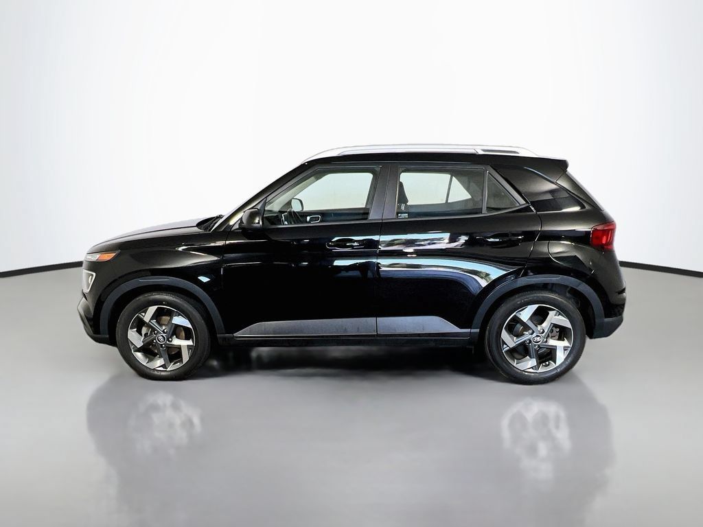 Used 2022 Hyundai Venue SEL FWD image 3