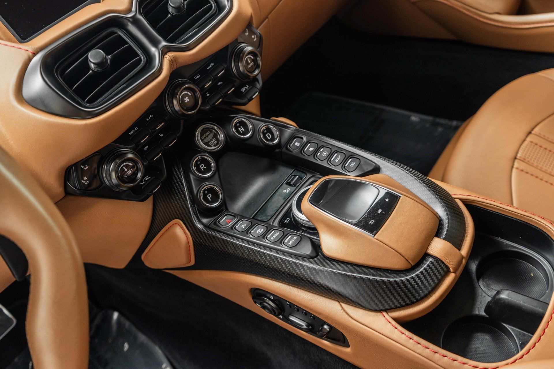 Used 2023 Aston Martin V8 Vantage Coupe RWD image 27