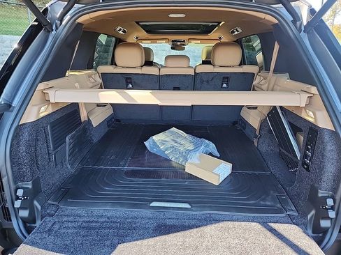 Used 2025 Land Rover Range Rover Long Wheelbase SE image 13