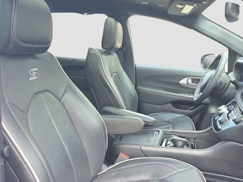 Used 2025 Chrysler Pacifica Limited FWD image 20