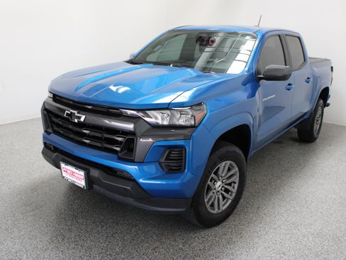 Used 2023 Chevrolet Colorado LT AWD/4WD image 2