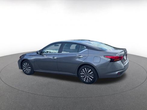 Used 2025 Nissan Altima 2.5 SV FWD image 9