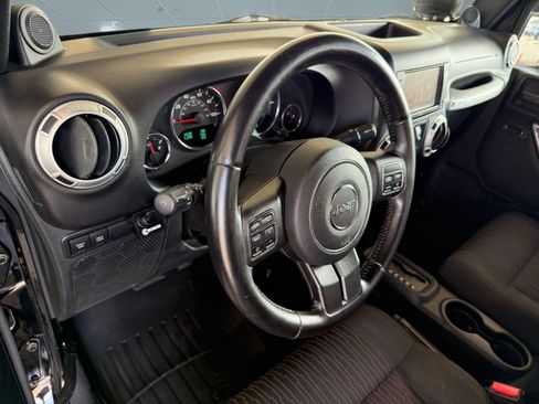 Used 2011 Jeep Wrangler Unlimited Rubicon w/ Connectivity Group AWD/4WD image 4
