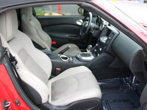 Used 2010 Nissan 370Z Touring w/ Sport Pkg RWD image 18