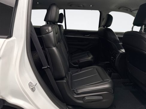 Used 2023 Jeep Grand Cherokee L Limited w/ Luxury Tech Group II image 18