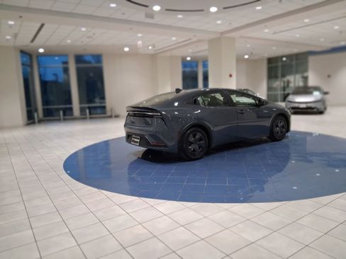 Used 2024 Toyota Prius Prime SE image 4