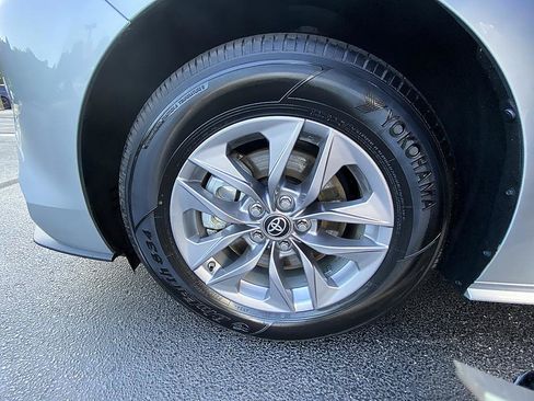 Used 2025 Toyota Sienna XLE FWD image 8