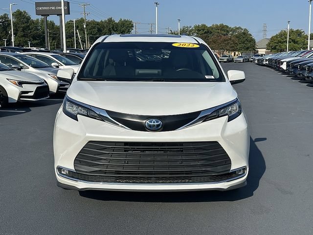 Used 2022 Toyota Sienna XLE FWD image 2