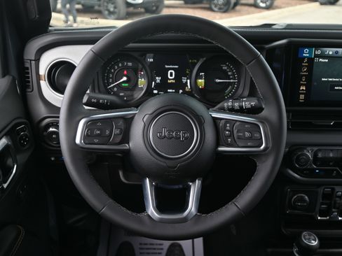 Used 2025 Jeep Wrangler Sahara image 18