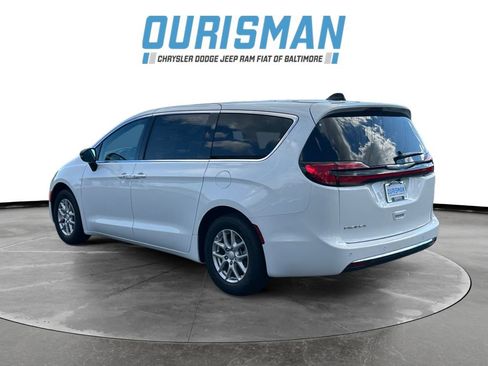 New 2026 Chrysler Pacifica Select image 4