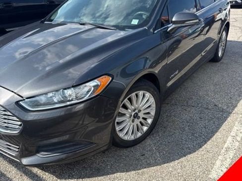 Used 2015 Ford Fusion SE FWD image 1