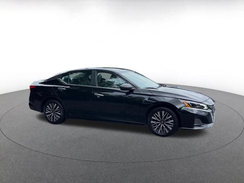 Used 2025 Nissan Altima 2.5 SV FWD image 2