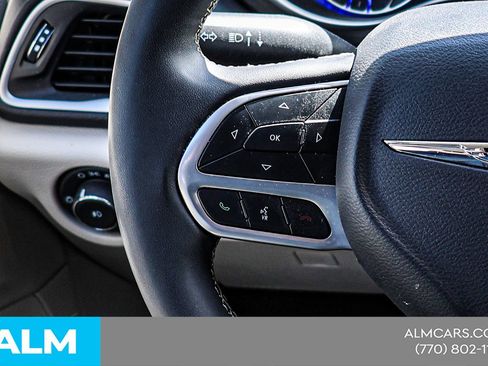 Used 2024 Chrysler Pacifica Touring-L FWD image 27