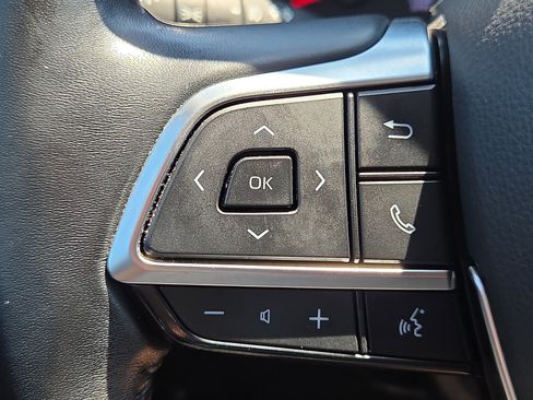 Used 2021 Toyota Highlander LE FWD image 21