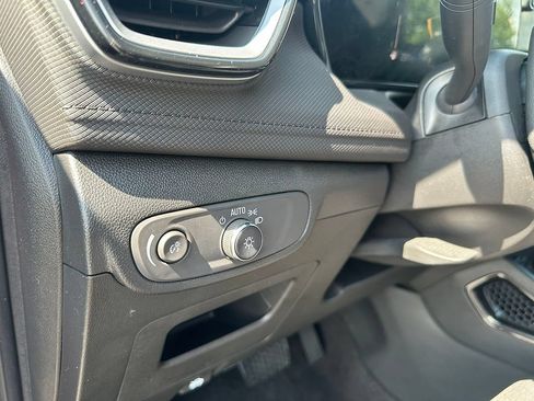 Used 2024 Chevrolet TrailBlazer LT w/ LT Cold Weather Package FWD image 19